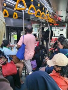 Suasana padat penumpang bus Trans Metro Dewata Koridor 1 jam sibuk sore