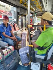 Suasana bus Trans Metro Dewata mengangkut pedagang lokal pagi hari